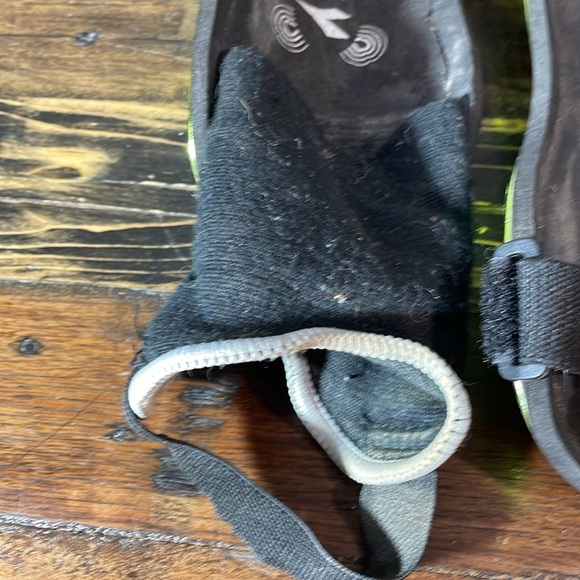 Diadora soccer shin pads size 9” - Picture 4 of 17